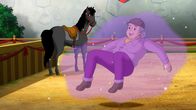 Bibi und Tina – Tante Paula ist keine gute Reiterin. Zum Glück hilft ihr Bibi und lässt sie sanft zu Boden gleiten.
