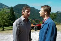 Der Bergdoktor – Martin Gruber (Hans Sigl, l.) und Hans (Heiko Ruprecht) geraten wegen Anne aneinander.