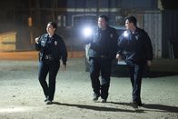 The Rookie – Am Tatort angekommen bekommen Nolan (Nathan Fillion, r.) und Chen (Melissa O'Neil, l.) unerwartete Unterstützung von einem alten Bekannten: Larry Macer (Greg Grunberg, M.).