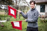 Praxis mit Meerblick – Matthias tut alles, damit sein Brude Robin (Max Dominik) in seinem Elternhaus wohnen bleiben kann.