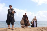 Death in Paradise – Teresa (Amanda Root, r.), Henri (Georges Corraface, M.) und Francis (Adrian Lukis, l.) schienen ein harmonisches Team zu sein. Nun stellt sich jedoch die Frage, ob einer seiner engsten Vertrauten Francis Tod wollte.