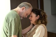 Charité – Nils Stadler (Jan-Gregor Kremp) findet nach seiner unheilvollen Diagnose Trost bei seiner Ex-Frau Dr. Seda Safadi (Adriana Altaras).