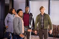 MacGyver – (v.l.n.r.) Lauretta Bozer (Wendy Raquel Robinson); Wilt Bozer (Justin Hires); Milton Bozer (Ernie Hudson); Angus MacGyver (Lucas Till)