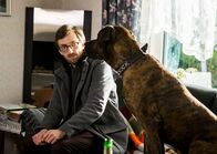 SOKO Potsdam – Christoph Westerman (Hendrik von Bültzingslöwen) muss während der Befragung neben Michaela Döschs Hund Platz nehmen. Die Verdächtige besitzt nicht nur einen großen Hund, sondern hat sich jüngst ein neues, teures Auto gekauft. Zudem wusste sie von dem Bunker. Hat sie das verschwundene Gold gestohlen und Raik Klimas ermordet?