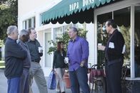 Modern Family – (v.li.) William Jones (Scotty), Darius Dudley (Dale), Ed O'Neill (Jay Pritchett), Chazz Palminteri (Shorty).