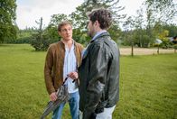 Sturm der Liebe – Vincent (Martin Walde, li., mit Elias Reichert, re.) ist überrascht, als ihn statt eines seiner Dates die neue, freundliche Kollegin anruft und um Hilfe bittet.