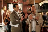 Monk – Der Schauspieler David Ruskin (Stanley Tucci, l.) soll in einem Film Adrian Monk (Tony Shalhoub, l.) darstellen und er nimmt seine Rolle sehr ernst ...