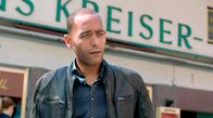 Watzmann ermittelt – Jerry Paulsen (Peter Marton) befragt den Sohn der Toten vor dem Tatort.