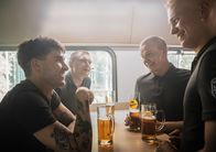 Californian Commando – Van (Kian Lawley, l.) und seine Kameraden Soukka (Elias Keranen, 2.v.l.), PH (Juho Uusitalo, 3.v.l.) und Forsbacka (Tatu Sinisalo, r.) haben Wochenendurlaub. Trotz hochgesteckter Ziele endet der Trip nicht für jeden besonders erfreulich.