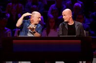 Wer weiß denn sowas? – Rateteam-Kapitän Bernhard Hoëcker (l.) und der Schauspieler Christian Berkel (r.) versuchen gemeinsam, die richtige Antwort zu finden.