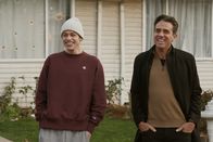 Bupkis – Pete (Pete Davidson, l.) steht mit Onkel Tommy (Bobby Cannavale, r.) im Garten und sie lachen. Die beiden haben schon zusammen manchen Mist im Leben erlebt und Onkel Tommy hilft Pete, damit dieser sein Leben in den Griff bekommt.