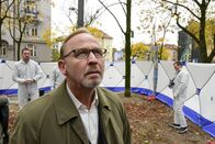 München Mord – Ludwig Schaller (Alexander Held) versucht den eigentlichen Tatort und den Täter zu finden. Er fängt die Suche bei den Bewohnern an und befragt sie zu dem Mord.