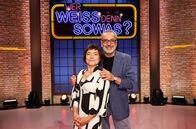 Wer weiß denn sowas? – Treten bei "Wer weiß denn sowas?" als Kandidat:innen an: Der Schauspieler Wolfgang Stumph (r.) und die Schauspielerin Claudia Schmutzler (l.).