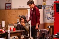 Sturm der Liebe – Olivia (Soraya Bouabsa, l.) spricht verletzt und zornig mit Elias (Orlando Lenzen r.) darüber, das sie Adam nicht verzeihen kann.