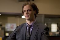 Criminal Minds – Gemeinsam mit seinen Kollegen, reist Reid (Matthew Gray Gubler) nach Rapid City um den Mord an Männern aufzudecken, die auf rituelle Weise umgebracht wurden ...