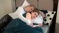 Rote Rosen – Sandra (Theresa Hübchen, l.) steht Nici (Lucy Hellenbrecht, r.) bei ihrem Trennungsschmerz bei.
