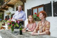 Die Rosenheim-Cops – Irmi Hasenrieder (Ariane Erdelt, re.) überrascht Kommissar Prantl (Andreas Giebel, li.) und Marie Hofer (Karin Thaler, mi.) mit ihrem Besuch.
