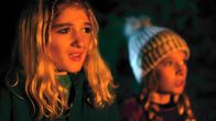 Glow – Kim und Jenny müssen zusehen, wie die Lage außer Kontrolle gerät. (von links nach rechts: Bianca Ghilardi-Hellsten, Anine Bonnevie Nagell-Høyer)