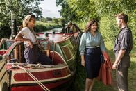 Father Brown – Bunty (Emer Kenny, M.) entschuldigt sich bei Maeve Lochlin (Bronte Terrell, l.), bevor diese mit ihrem Freund Sid Carter (Alex Price, r.) wieder die Welt mit dem Boot bereist.