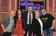 Wer weiß denn sowas? – Moderator Kai Pflaume (M.) und seine Rateteam-Kapitäne Bernhard Hoëcker (l.) und Elton (r.) begrüßen in dieser Sendung die beiden Sängerinnen Anna Maria Kaufmann (2.v.l.) und Angelika Milster (2.v.r.).