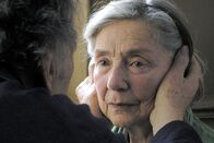 Liebe – Weil die pensionierte Klavierlehrerin Anne (Emmanuelle Riva) gänzlich neben sich steht, umfasst Ehemann Georges (Jean-Louis Trintignant) liebevoll ihr Gesicht mit seinen Händen.