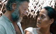 Gauguin – Paul Gauguin (Vincent Cassel, l.) und Tehura (Tuheï Adams, r.)