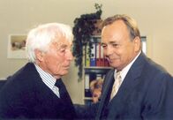 In aller Freundschaft – MDR Fernsehen IN ALLER FREUNDSCHAFT FOLGE 204, "Zurück ins Leben" Uhr. Prof. Junghans (Johannes Heesters) fragt seinen Doktorschüler Prof. Simoni (Dieter Bellmann) um Rat.
