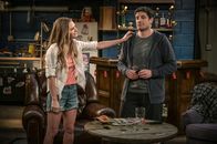 Outmatched - Allein unter Genies – Kay (Maggie Lawson, l.); Mike (Jason Biggs, r.)