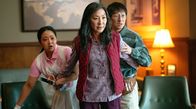 Everything Everywhere All at Once – Familie Wang: Evelyn (Michelle Yeoh, Mitte) stellt sich schützend vor ihre Tochter Joy (Stephanie Hsu, li.) und ihren Ehemann Waymond (Ke Huy Quan, re.).