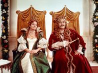 Dornröschen – Die Königin (Eva-Maria Heyse) und der König (Helmut Schreiber) feiern die Geburt ihrer Tochter. Doch ihr Glück wird von einem Fluch der bösen Fee getrübt: Mit 15 Jahren soll sich Dornröschen an einer Spindel stechen und tot umfallen.