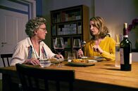 Die Heiland - Wir sind Anwalt – Romy Heiland (Christina Athenstädt, r.) macht sich Sorgen: Ihre Mutter Karin Heiland (Peggy Lukac, l.) will unbedingt auf dem Jakobsweg wandern.