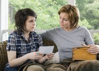 Das Lächeln der Sterne – Mutter und Tochter teilen die Trauer: (l-r) Mae Whitman als Amanda Willis, Diane Lane als Adrienne Willis