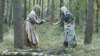 Terra X: Eine kurze Geschichte über... – Not und Elend in Folge des Dreißigjährigen Krieges befeuern den Hexenwahn. Die angeblichen Hexen, hier zwei Frauen (Komparsen) sollen als Sündenböcke herhalten.