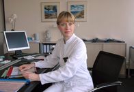 Luises Versprechen – Die junge Ärztin Ellen (Caroline Peters) versucht stets, ihre Patienten mit Feingefühl zu behandeln.