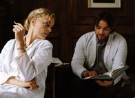 Barbara – Barbara (Nina Hoss) arbeitet in der Kinderchirurgie unter der Leitung ihres neuen Chefs André (Ronald Zehrfeld).