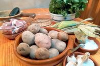Zu Tisch ... – Für den traditionellen Eintopf Potaje de Berros benötigt man Brunnenkresse, Gemüse und Schweinefleisch.