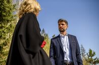 Sturm der Liebe – Beatrice (Isabella Hübner, l.) schlägt Diego Alvarez (Luca Zamperoni, r.) einen neuen Plan vor.
