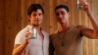 American Horror Story – Adam Carpenter (Charlie Carver, l.); Theo Graves (Isaac Powell, r.)