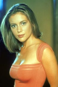 Charmed - Zauberhafte Hexen – Phoebe Halliwell (Alyssa Milano), die jüngste Schwester, setzt alles daran, einen vernümftigen Job zu bekommen ...