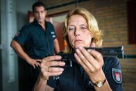 Notruf Hafenkante – Tarik (Serhat Cokgezen) macht sich Sorgen, dass Claudia (Janette Rauch) ihrem Job nicht mehr gewachsen ist, seit sie nachts in einem Park überfallen wurde.