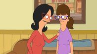 Bob's Burgers – Als Gayle (r.) ihrer Schwester Linda (l.) und deren Familie ihren neuen Angebeteten vorstellen will, ahnt sie nicht, dass Louise diesen bereits kennt und kein gutes Verhältnis zu ihm hat ...
