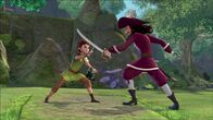 Peter Pan - Neue Abenteuer – Peter Pan und Captain Hook kämpfen gegeneinander.