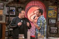 Kevin Can Wait – (v.li.) Kevin James (Kevin Gable), Adam Sandler (Jimmy Landers).