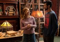 Ghosts – Jay (Utkarsh Ambudkar) und Samantha (Rose McIver)