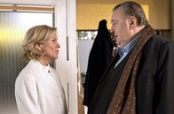 Der Dicke – Magda Grewe (Andrea l'Arronge , l.) verfolgt Ehrenberg (Dieter Pfaff, r.) mit ihrer Zuneigung, seitdem er sie vor einem Heiratsschwindler gerettet hat.