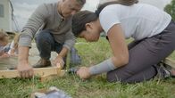 SommerCamp - Back To the Roots – Der Plan steht, die Arbeit am Bauwagen geht weiter voran, Ha Chau und Kai haben den Dreh raus.