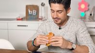 Einstein – Einstein Hype um personalisierte Ernährung – Was bringt’s? Tobias Müller isst einen Burger. Copyright: SRF