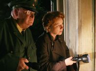 Polizeiruf 110 – Polizeihauptmeister Horst Krause (Horst Krause) und Hauptkommissarin Johanna Herz (Imogen Kogge) suchen die vermisste Marie.