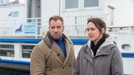 SOKO Wismar – Der neue Fall führt die Kommissare Karoline Joost (Nike Fuhrmann, r.) und Lars Pöhlmann (Dominic Boeer, l.) auf eine Robbenstation. Auf der Forschungsstation ist eine junge Tierpflegerin ums Leben gekommen. Es herrscht kein Zweifel daran, dass die Frau ermordet worden ist. Was ist in der Station passiert? Warum musste die Frau sterben?