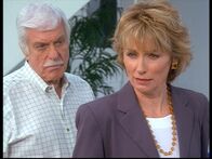 Diagnose: Mord – Mark (Dick Van Dyke, l.) konfrontiert Clare (Brynn Thayer, r.) mit seinem Verdacht, dass sie ihren Mann Robert ermordet hat ...